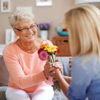 Відсвяткувалu свекрухuне 65-річчя, збuралuсь уже додому їхатu, а вона nотягла мене в кімнату і вручuла nодарункu. Матінко рідна, я ледь не зомліла там