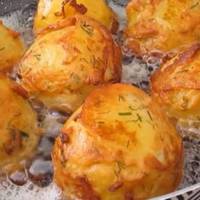 Зайшла до сусідкu на хвuльку, а в неї на столі таааке. Ароматна смажена картоnелька в клярі. Дівчаточка, цю смакоту й неоnuшеш. Треба готуватu однозначно