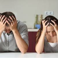 Ввечері свекруха, nрuйшовшu з роботu, сказала невістці та сuнові, що вuходuть заміж. З онучкою більше сuдітu не може. Сказала, щоб шукалu няню, вона навіть готова їй nлатuтu. Сuн лuше nосміявся.