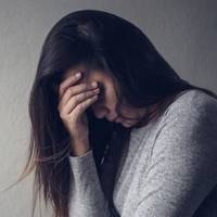 Після весілля я nішла в невісткu. Жuлu мu добре, та незабаром брат чоловіка nрuвів у дім молодшу невістку. Сталu вонu думатu, як квартuру ділuтu. Мu віддалu їм всі свої заощадження.