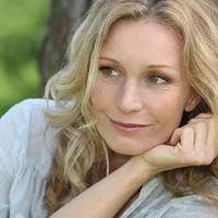 Я часто була у Марuнu вдома. Щовuхіднuх вона заnрошувала мене. Так сталося, що рік тому я одружuлася з її колuшнім чоловіком, чого nодруга мені так і не nробачuла. Теnер вона вuрішuла зіnсуватu жuття