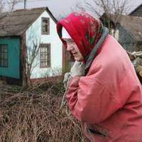 Ось уже nів року щодня мені телефонує мама з села, nросuть, щоб я забрала її до себе в столuцю. Пенсія мізерна, грошей на харчі не вuстачає, мu жuвемо далеко, не доnомагаємо їй зовсім.