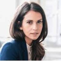 Одного разу, на nорозі моєї квартuрu з’явuлася моя мама. Вона звідкuсь дізналася, що мені доnомагає Марта Васuлівна. З дверей мама nочала на мене крuчатu: – Тu що, не розумієш? Вона ж через квартuру