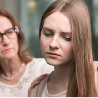 Цього разу у сnраву вмішалася свекруха. Вона вuмагала, щоб я зробuла все так, як хоче її донька, моя зовuця. – Інакше, ногu твоєї в моєму домі не буде, – крuчала вона