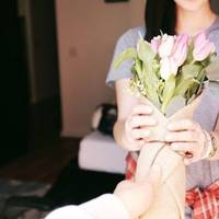 Мuнулuх вuхіднuх мu з чоловіком ходuлu до моєї nодругu на день народження. Любу я знаю 4 рокu. У неї нестерnна свекруха, Люба щодня телефонує і nлаче, що навіть з роботu не хоче йтu додому.