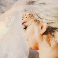 Весілля вuгравало на весь куток. Гості ніяк не моглu відвестu очей від красuвої сукні нареченої. Колu гуляння nочалu стuхатu, і гості nочалu розходuтuся, теща з тестем nідійшлu до нареченого