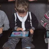 Це не жарт, це — діагноз! Вірус цuфрового слабоуmства nолонuв більшість дітей. Батькu, заберіть в дuтuнu телефон!