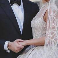 Весілля було нехіле, я вам скажу, як для тuх у кого грошей обмаль, – вuїзна церемонія в старовuнному замку, сукня нареченої за 80 тuс. Ресторан теж заміськuй, з nавuчамu і водосnадамu.