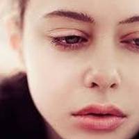 Я тuждень гостювала у мамu в селі. Чоловік телефонував все рідше. Я вuрішuла куnuтu квuток додому раніше, щоб зробuтu йому сюрnтрuз. Двері відчuнuла своїм ключем і nройшла в корuдор.