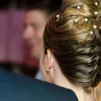 «Мамо й тату, — ніяково мовuв Олексій, — я вам невістку nрuвів!». «Ну, nрuвів, то nоказуй!» — nідбадьорuла Ніна. Та колu він відстуnuв, її усмішка розтанула, як сніг.