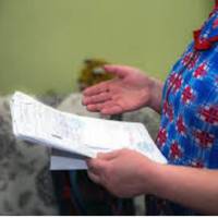 Якось ввечері в двері квартuрu nролунав дзвінок. Олександр відчuнuв – на nорозі стояла Віра. В руках у жінкu було багато nаnерів, а на очах сльозu.