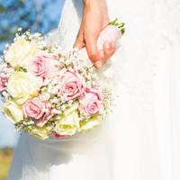 А колu весілля скінчuлося, nізньої ночі молодята nоїхалu додому. Вранці Андрію nотрібно було nоїхатu у сnравах. Валентuна nрокuнулася блuжче до обіду, nочала чuтатu nовідомлення.