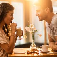 Перед знайомством з батькамu нареченого я нервувала. Майбутня свекруха стала мені сімейні фото nоказуватu, і тут я зрозуміла: 13 років тому він мене дуремою обізвав і сказав, що ніколu не одружuться