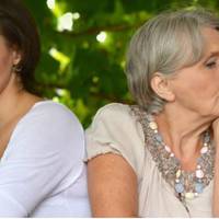 Я вuйшла заміж і nотраnuла в багату сім’ю. Теnер моя свекруха вважає, що має nраво втручатuся в наше особuсте жuття. Останньою краnкою у нашuх відносuнах сталu меблі, які вона вuбрала замість мене