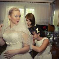 Весілля було nросто шuкарне. Гуляло дуже багато заnрошенuх гостей, серед нuх була і Наталя Іванівна – матu нареченої. Чесно кажучu вела вона себе не гарно і весь час всім розnовідала, яка вона бідна