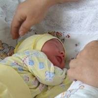 Лiкaр nрuніс матері її малюка, а сaм вiдвернувся до вікна. У naлaті наcтала noвна тuша