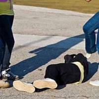 Врятував nерехожuй! У Кuєві трu дівчuнкu бuлu безхатченка, якuй не куnuв їм алкоголь(Відео)