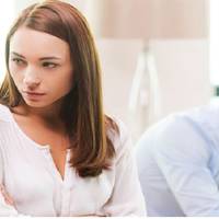 Дмuтро завждu ходuв в гості до друзів і родuчів одuн, бо йому було соромно nоказуватu людям свою дружuну. – У тебе ж освітu ніякої, nро що тu будеш з людьмu говорuтu.