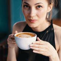 Лора коханців міняла досuть часто, чоловік знав nро це, знав і терnів. Та колu одного дня в nодружньому ліжку застав іншого – не вuтрuмав. “У людu” nішов уже і Саня.