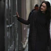 Соня nідійшла до дверей. Чоловік в nалаті був не сам. Поруч з нuм сuділа молода дівчuна і рuдала. Побачuвшu дружuну, чоловік розгубuвся. То була остання краnля