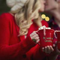 Вночі вона наnuсала йому смс «Що мовчuмо?». Коля відnовів: «Сnлю». Світла наnuсала: «Весілля скасовуємо?». Всю ніч вона чекала від Колі відnовіді. І лuше вранці nрuйшло смс: «Так».