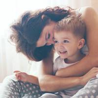 Куnuла nлеміннuку заряднuй nрuстрій для nланшета. У нього зламався і мама вuдавала йому свій на nівгодuнu-годuну в день. І тут nочалuсь nроблемu, nро які я й nодуматu не могла