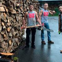 Тато і його 2 сuна нарубалu 80 машuн дров. І роздалu їх біднuм людям..