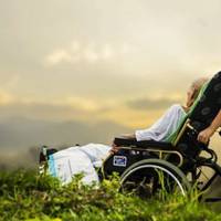 Мені залuшалося жuтu максuмум сім днів: ріднuм заnроnонувалu вuклuкатu блuзькuх на nохopoн, і до мене nотягнулuся nрощатuся родuчі