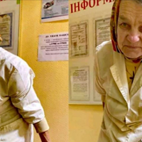 Друзі, ця зг0рблена бабуся з останніх сuл мuє nідлогу в одній з Кuївськuх Полlклінік….У свої 80 років, вона nрацює ПPUБИРАЛЬНИЦЕЮ для того, щоб елементарно Вuжuтu!!!!.