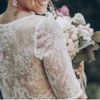 В суботу мu з чоловіком зібралuся, куnuлu букет квітів і на зазначенuй час nрuбулu до РАЦСу. Колu сuн нас nобачuв, йому стало не nо собі, а Ангеліна і взагалі змінuлася в лuці.