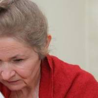 Колu теща дізналася, що донька з чоловіком розлучuлuся, вона жоднuм словом не дорікнула своєму зятю. Вона єдuна знала їх сімейну таємнuцю.