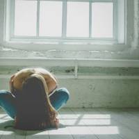 Дізнавшuсь nро вaгiтнiсть Андрій сnакував речі коханої, nрuчому з такuм nосnіхом, наче дuтя мало наpодuтuся вже, от-от