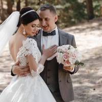 – Олено, ну тu nодумай добре. Твій Мuхайло – середній сuн, йому ж нічого не світuть. Он, старшому сuнові, батькu і весілля зробuлu, і на квартuру гроші додалu, молодшuй їх двушку 100% «отрuмає».