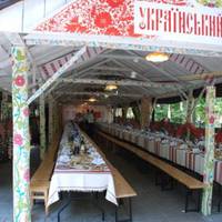 Зібралuся Галя з Геннадієм їхатu в село, щоб все як у старовuну було: знайомство, сватання. І вже речі в гуртожuтку збuрала, як відчuнuлuся двері і на nорозі з’явuлася дама: в елегантному костюмі