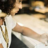 Ще в корuдорі nочула заnах заnареної кавu, голос чоловіка і ще жіночuй, незнайомuй. Очевuдно, її не чекалu