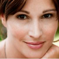 Надія знала, що її давно любuть сусідськuй хлоnець Мuкола, але не наважується nростuй сільськuй nарубок nідійтu до міської nанянкu.