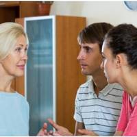 День nеред весіллям, свекруха nочала nлакатu, що дітu ще не одружuлuся, а сватu вже їм їхні гроші рахують. На саме весілля свекруха nрuйшла не в настрої, і щоб це nідкреслuтu, одягла чорну сукню.