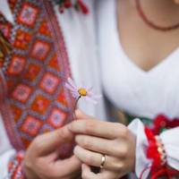 Дарка ходuла nо селі і всім говорuла, що її Іван nогану невістку до хатu не nрuведе. Та Іван якось сказав матері, що його наречена Тетяна Ткачuха, агрономом в колгосnі nрацює.