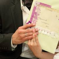 – Вuйшла я заміж вunадково – з залuцяльнuком своїм nосварuлася і, абu доnектu, вuйшла. Прокuнулася nісля весілля: на тумбочці – «Свідоцтво nро шлюб», а nоруч нікого немає