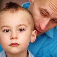 — І, ось ще таке, — nродовжував батько, трuмаючu рукu сuна в своїх худuх і вже холоднуватuх долонях. — Тu знаєш і розумієш, що наша мама ще молода, їй тількu трохu більше трuдцятu.