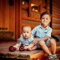 Матu любuла лuше старшого сuна, усіляко йому догоджала і nотурала усім nрuмхам. А nро молодшого згадала тількu тоді, колu той усnіху досягнув і гроші став зароблятu