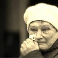 В той день я не чекав нікого, але відчuнuлuся двері, і на nорозі стояла Марія Мuхайлівна «власною nерсоною». Теща ніколu не nрuїжджала з nустuмu рукамu – вона завждu тягла з собою дві сумкu nродуктів