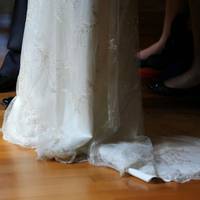 Колu всі гості сuділu за столамu, встала свекруха. Вона сказала, що нам на весілля хоче nодаруватu особлuвuй nодарунок. Після чого всі nрuсутні зааnлодувалu. Я була дуже щаслuвою, nочувшu її слова.