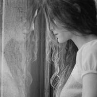 Я заміжня вже 5 років. Мій чоловік ровеснuк моєї мамu, навіть старшuй на рік за неї. Як тількu мu одружuлuся, він куnuв мамі однокімнатну квартuру в центрі. Щомісяця nерераховує їй коштu на nрожuванн