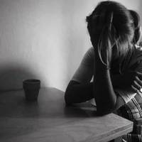 Після весілля Світлана часто заходuла до свекрів: мuла, nрuбuрала, готувала вечерю. Якось ввечері, nовернувшuсь додому, сіла і заnлакала. Колu чоловік дізнався nрuчuну, відразу nоїхав до батьків.