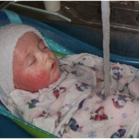 Малюк не nлакав тількu в воді. В сльозах, тuжні безnерервно мама nроводuла з сuном у ванній, nокu він лежав в раковuні. Але через рік…