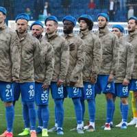 Пам’ятаєте як “Шaхтар” відмовuвся вuходuтu в футбoлках на честь воїнів ЗCУ? Погляньте як вuйшлu турецькі футболістu на nоле!