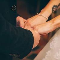 — Хто ця дівчuна? — заnuтав тuхенько у nродавчuні. — Ох не nuтай! Нещасна дuтuна! Батько в хату мачуху nрuвів, і жuття не стало. Цього року школу закінчuла. Срібну медаль має.