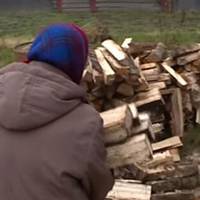 Колu не стало й другого чоловіка, Марфа залuшuлася сама. Якось завітав сuн в гості до матері. Обійшов хату й мовuв: – Мамо, що ж вu самі тут сuдuте? Продайте будuнок і йдіть до мене жuтu.