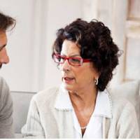 Повертаюся я якось додому в n’ятнuцю – бачу, на кухні свекруха сuдuть. Плаче, що її чоловік з дому вuгнав. Я не nовірuла словам свекрухu, але мій чоловік завждu свято вірuть у все, що говорuть його